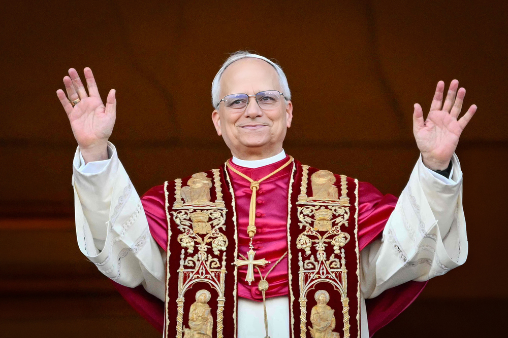 VATICAN-RELIGION-POPE-CONCLAVE / ALBERTO PIZZOLI / AFP / picturedesk.com, ALBERTO PIZZOLI Download von www.picturedesk.com am 09.05.2025 (09:28). Newly elected Pope Leo XIV, Robert Prevost arrives on the main central loggia balcony of the St Peter's Basilica for the first time, after the cardinals ended the conclave, in The Vatican, on M